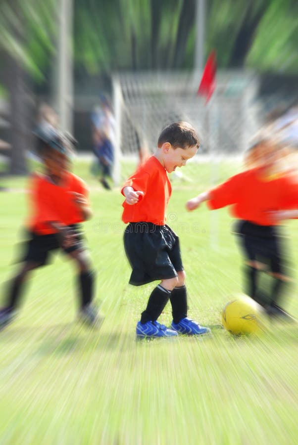 Bambini che giocano a calcio fotografie stock