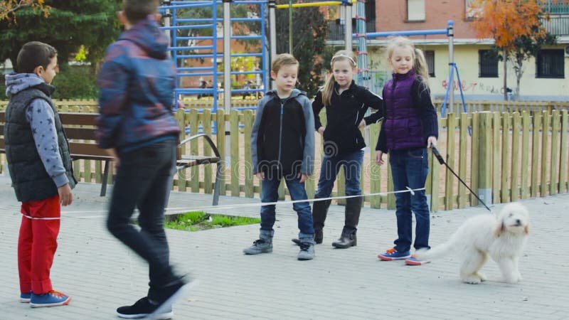 Bambini che giocano il gioco di salto dell'elastico