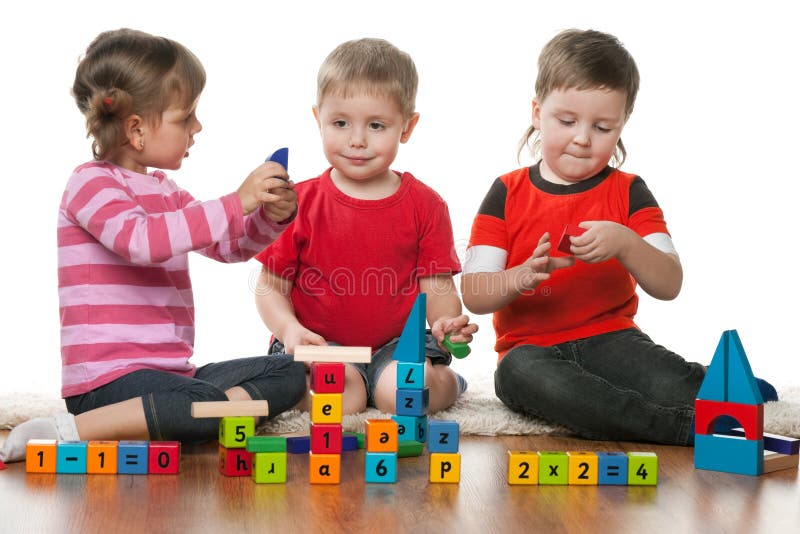 Bambini che giocano insieme sul pavimento fotografia stock libera da diritti Bambini che giocano insieme sul pavimento fotografia stock libera da diritti
