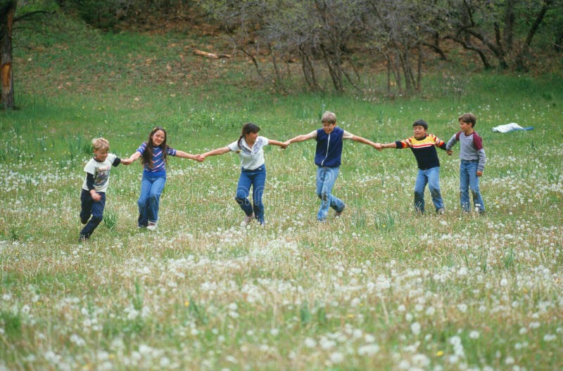 Bambini che giocano nel campo immagini stock Bambini che giocano nel campo immagini stock