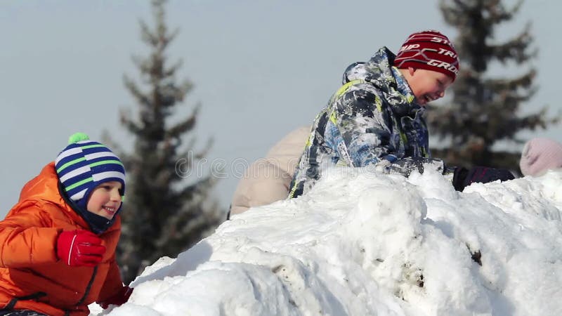 Bambini che giocano nella neve