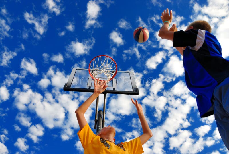 Bambini che giocano a basket fotografie stock