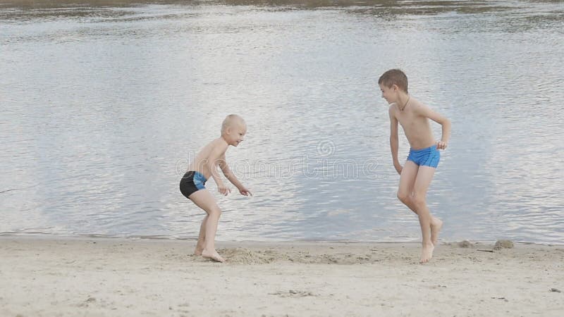 Bambini che giocano sulla spiaggia