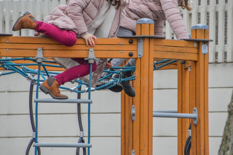 Bambini che giocano sullo scaffale rampicante di A fotografia stock Bambini che giocano sullo scaffale rampicante di A fotografia stock