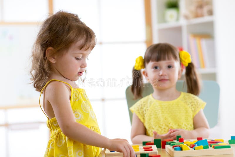 Bambini che imparano ordinare le forme nell'asilo o nell'asilo fotografie stock libere da diritti Bambini che imparano ordinare le forme nell'asilo o nell'asilo fotografie stock libere da diritti