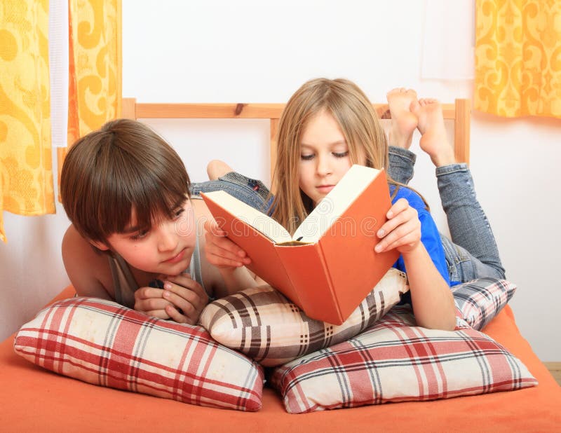 Bambini che leggono un libro fotografie stock Bambini che leggono un libro fotografie stock