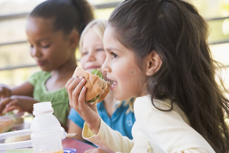 bambini che mangiano il pranzo di asilo immagine stock bambini che mangiano il pranzo di asilo immagine stock