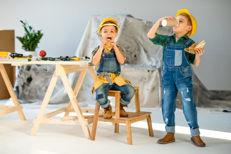 Bambini che mangiano nell'officina fotografia stock libera da diritti Bambini che mangiano nell'officina fotografia stock libera da diritti
