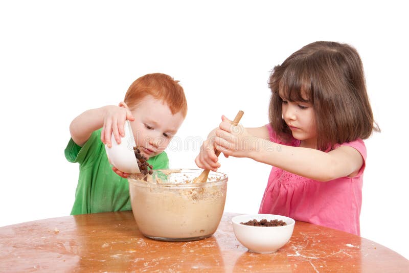 Bambini che mescolano e che versano gli ingredienti della torta