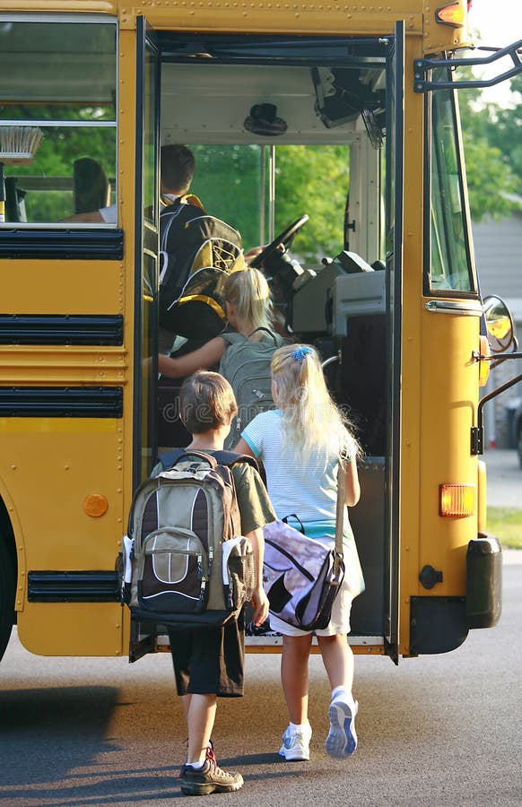 Bambini che ottengono sullo scuolabus