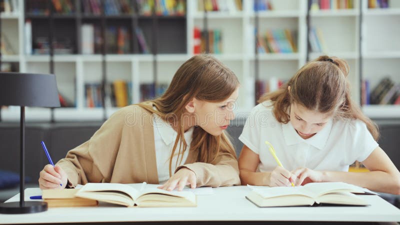 Bambini che scrivono compiti e parlano in classe