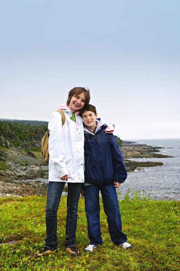 Bambini che si levano in piedi al litorale atlantico in Newfoundlan fotografia stock Bambini che si levano in piedi al litorale atlantico in Newfoundlan fotografia stock