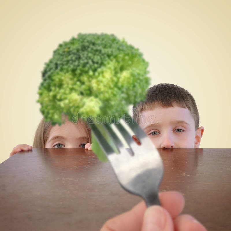 Bambini che si nascondono dall'alimento sano dei broccoli immagini stock Bambini che si nascondono dall'alimento sano dei broccoli immagini stock