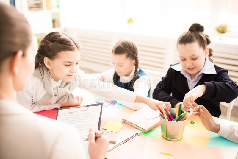 Bambini che studiano alla scuola fotografia stock libera da diritti