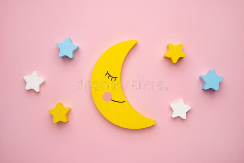 Bambini che sviluppano giocattoli per lo sviluppo di abilità motorie una luna crescente con stella di balneazione su sfondo rosa immagine stock