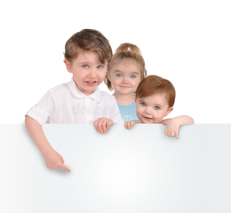 Bambini che tengono il segno bianco in bianco del messaggio fotografia stock libera da diritti Bambini che tengono il segno bianco in bianco del messaggio fotografia stock libera da diritti