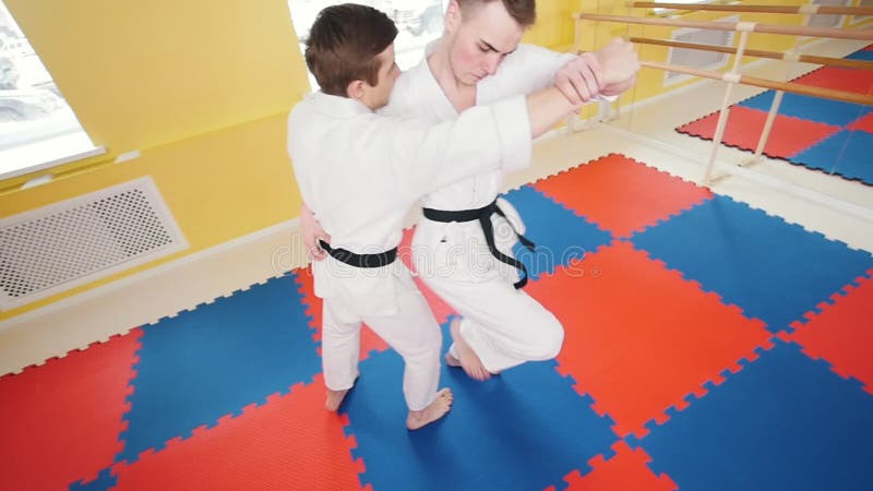 bambini cinesi di KONGFU Due uomini atletici che preparano le loro abilit? di aikidi Schiva il colpo ed il lancio dell'oppositore