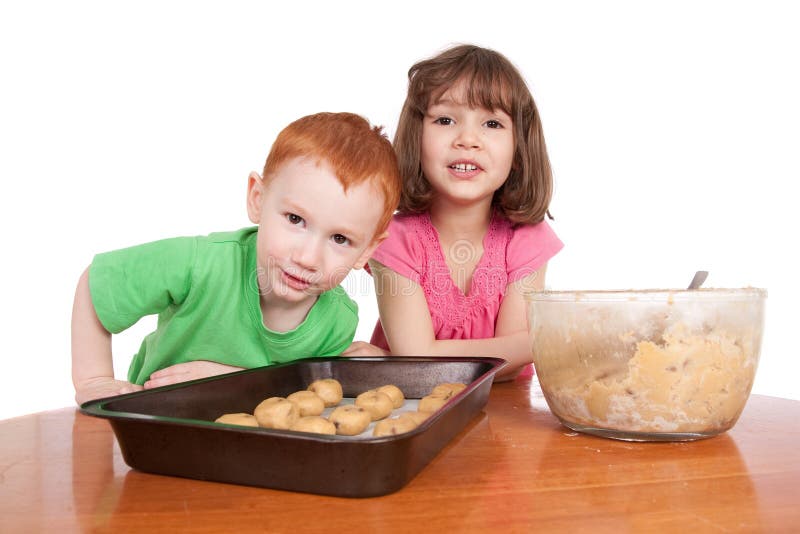 Bambini con i cookes di pepita di cioccolato da cuocere