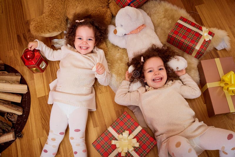 Bambini con i regali al Natale Vista da sopra Due piccoli gi fotografia stock libera da diritti Bambini con i regali al Natale Vista da sopra Due piccoli gi fotografia stock libera da diritti