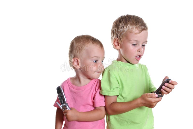 Bambini con i telefoni immagine stock Bambini con i telefoni immagine stock