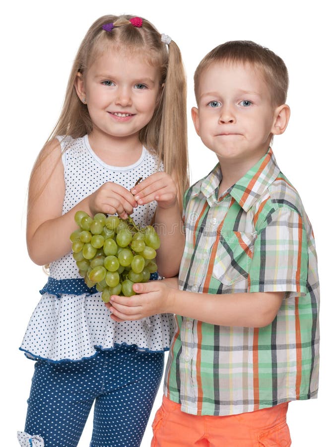 Si Fa Solo Con L uva Bambini con l'uva immagine stock. Immagine di caucasico - 49008723