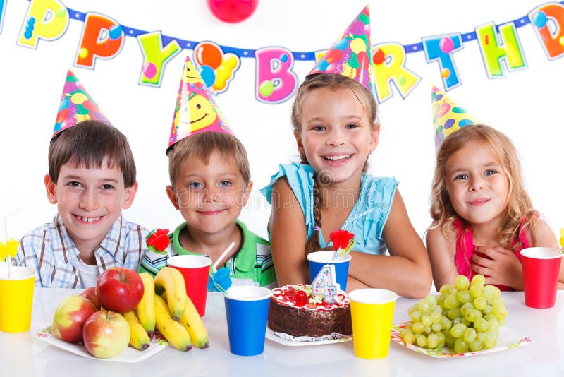 Bambini con la torta di compleanno immagini stock libere da diritti Bambini con la torta di compleanno immagini stock libere da diritti
