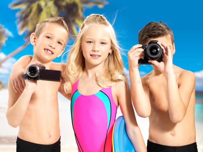 Bambini con la videocamera e del foto alla spiaggia. fotografia stock libera da diritti Bambini con la videocamera e del foto alla spiaggia. fotografia stock libera da diritti