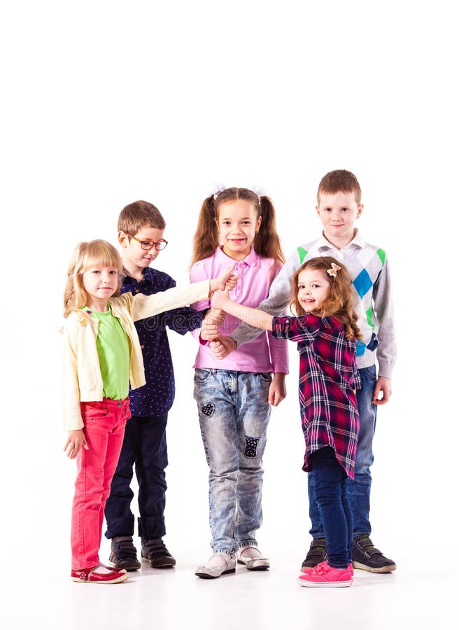 Bambini con le mani sollevate fotografia stock libera da diritti Bambini con le mani sollevate fotografia stock libera da diritti
