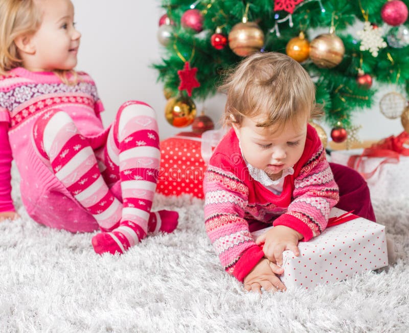 Bambini con regalo di Natale immagini stock libere da diritti Bambini con regalo di Natale immagini stock libere da diritti