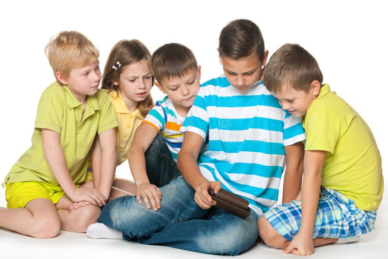 Bambini del gruppo con un nuovo aggeggio immagini stock libere da diritti Bambini del gruppo con un nuovo aggeggio immagini stock libere da diritti