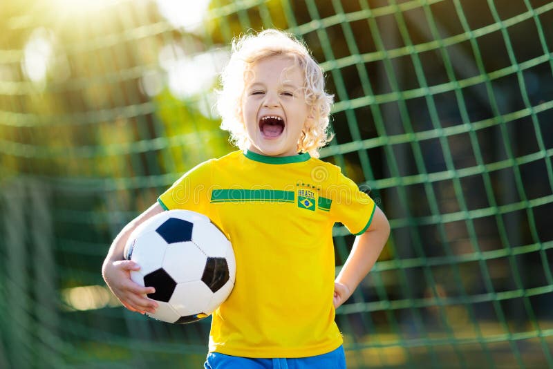 Bambini del tifoso del Brasile I bambini giocano a calcio fotografia stock libera da diritti Bambini del tifoso del Brasile I bambini giocano a calcio fotografia stock libera da diritti