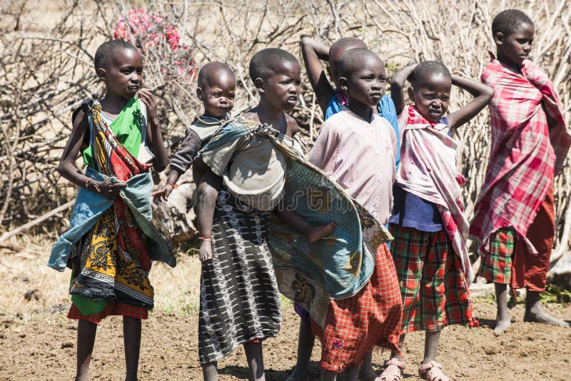Bambini della tribù di Massai in Tanzania immagine stock Bambini della tribù di Massai in Tanzania immagine stock