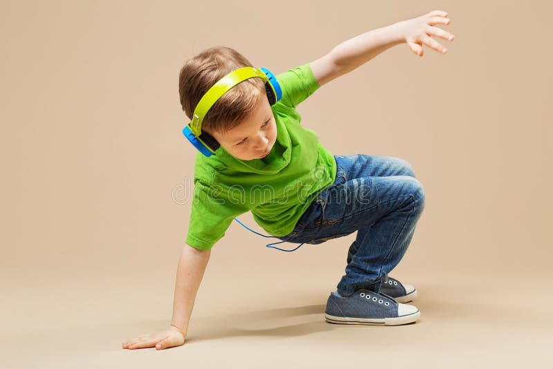 Bambini di break-dance poco ballerino della rottura che mostra le sue abilità nel danc