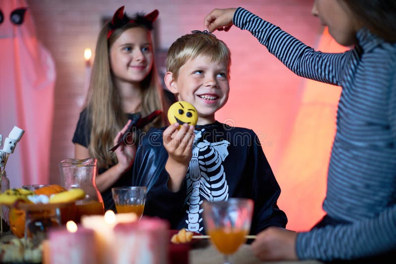 Bambini divertendosi al partito di Halloween fotografia stock libera da diritti Bambini divertendosi al partito di Halloween fotografia stock libera da diritti