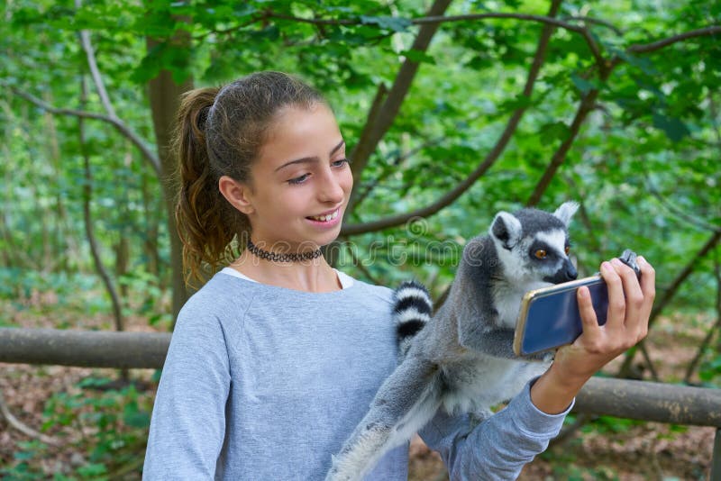 Bambini divertendosi con gli animali delle lemure catta fotografie stock Bambini divertendosi con gli animali delle lemure catta fotografie stock
