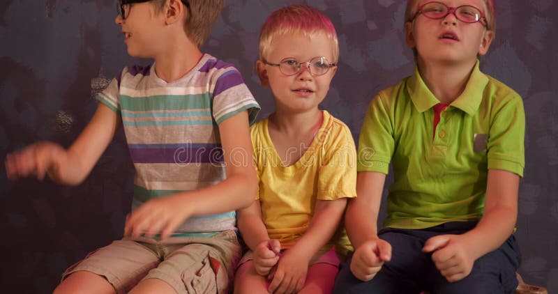 Bambini divertenti, fratelli con gli occhiali giocano insieme a casa I bambini vanno a scuola per ipovedenti I ragazzi sono di ot archivi video Bambini divertenti, fratelli con gli occhiali giocano insieme a casa I bambini vanno a scuola per ipovedenti I ragazzi sono di ot archivi video