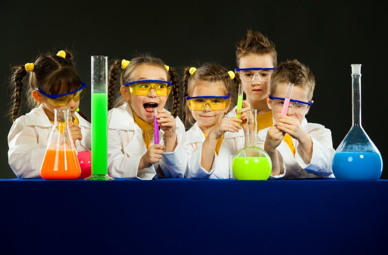 Bambini divertenti in laboratorio Scienza ed educazione in laboratorio