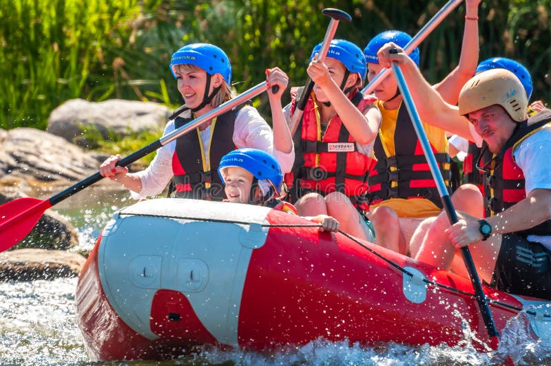 Bambini e rafting Un posto popolare per ricreazione della famiglia ed addestramento estremi degli atleti in rafting ed in kayak immagini stock Bambini e rafting Un posto popolare per ricreazione della famiglia ed addestramento estremi degli atleti in rafting ed in kayak immagini stock