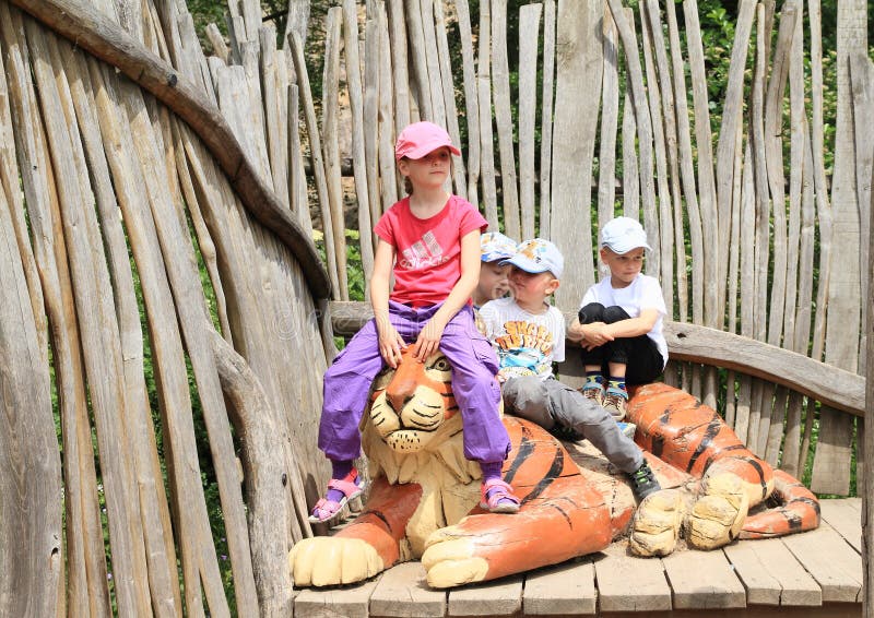 Bambini e tigre immagine stock Bambini e tigre immagine stock