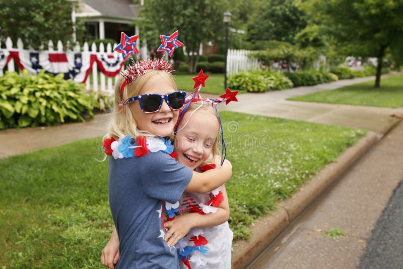 Bambini felici che celebrano il 4 luglio in america immagini stock libere da diritti