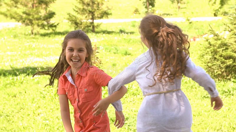 Bambini felici che giocano all'aperto nel parco di estate Movimento lento