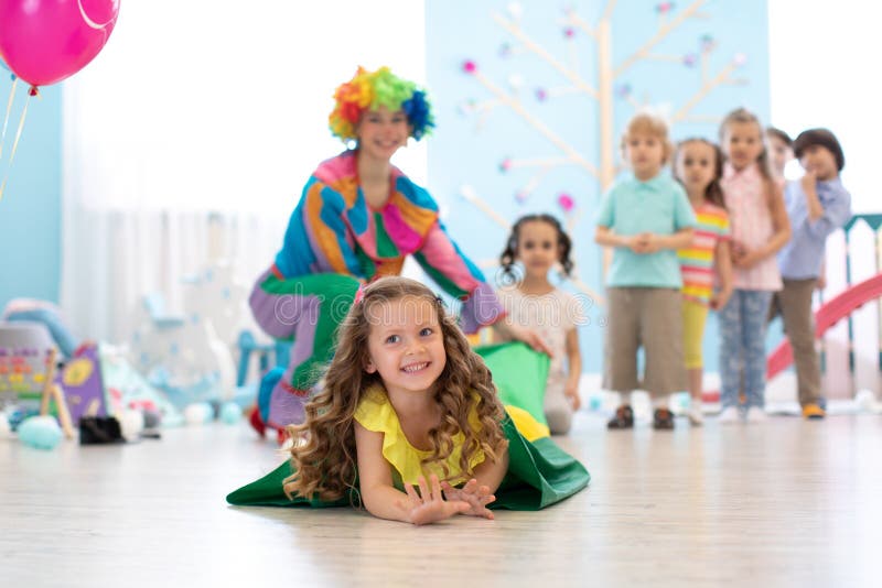 Bambini felici che giocano nella stanza dei giochi dei bambini per il centro della festa di compleanno o di spettacolo Scherza il fotografia stock libera da diritti Bambini felici che giocano nella stanza dei giochi dei bambini per il centro della festa di compleanno o di spettacolo Scherza il fotografia stock libera da diritti