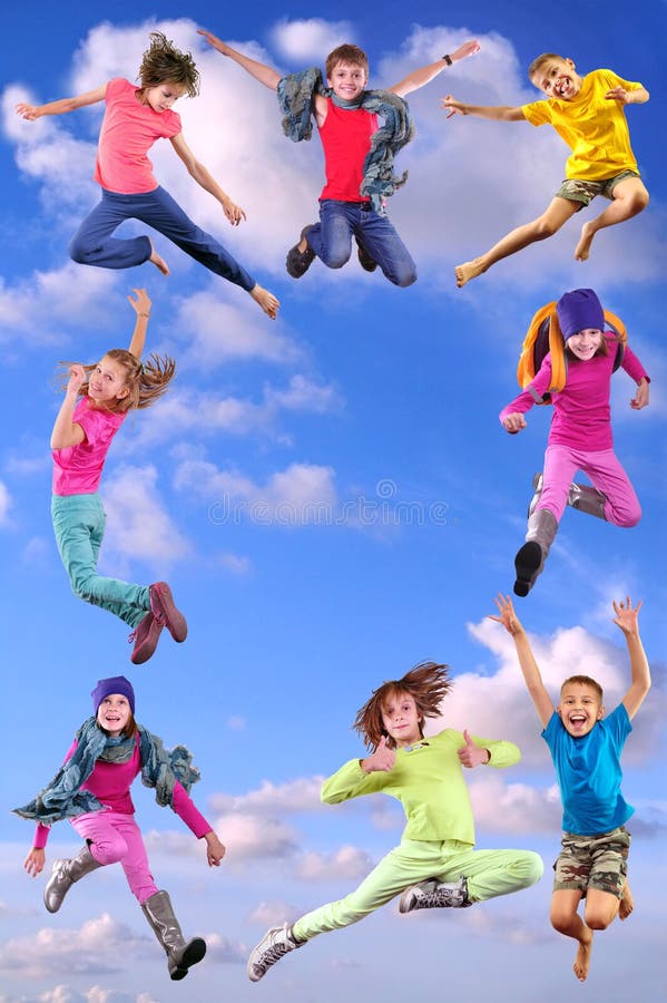 Bambini felici che si esercitano e che saltano nel cielo blu fotografia stock Bambini felici che si esercitano e che saltano nel cielo blu fotografia stock