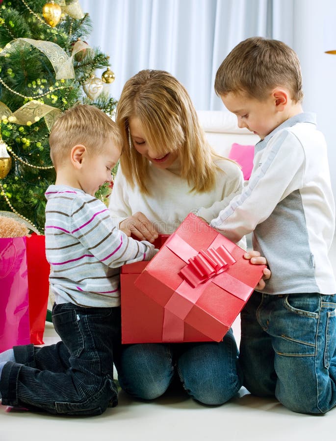 Bambini felici con i regali di natale immagini stock Bambini felici con i regali di natale immagini stock