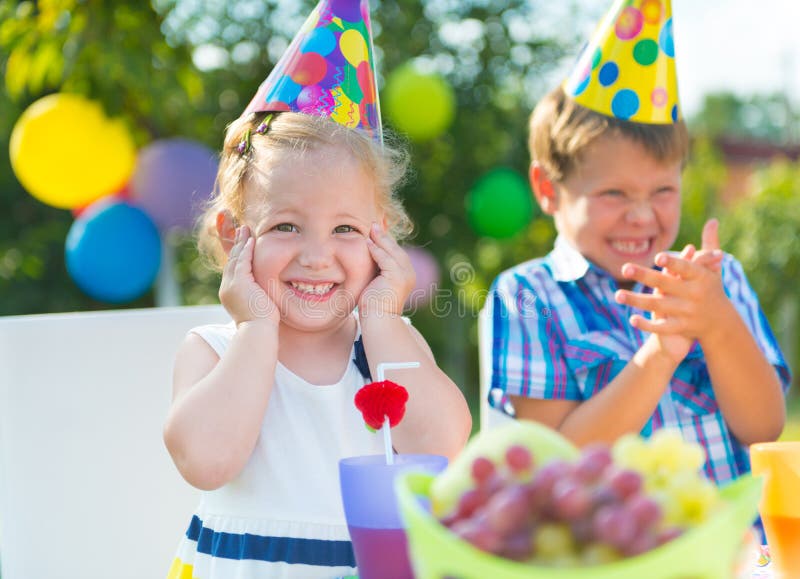 Bambini felici divertendosi alla festa di compleanno fotografia stock libera da diritti Bambini felici divertendosi alla festa di compleanno fotografia stock libera da diritti