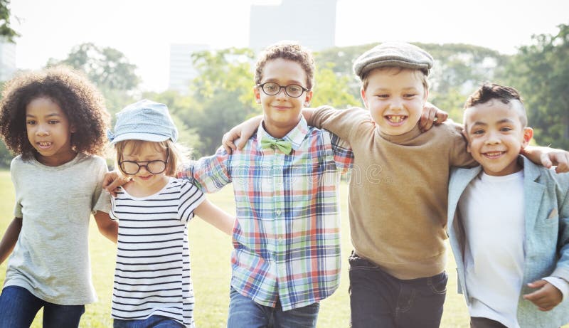 Bambini felici nel parco immagine stock Bambini felici nel parco immagine stock