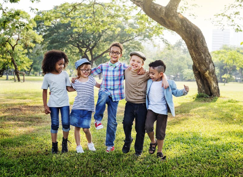 Bambini felici nel parco fotografia stock Bambini felici nel parco fotografia stock