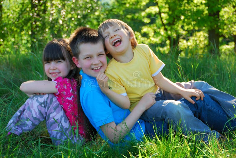 Bambini felici nel prato immagini stock Bambini felici nel prato immagini stock