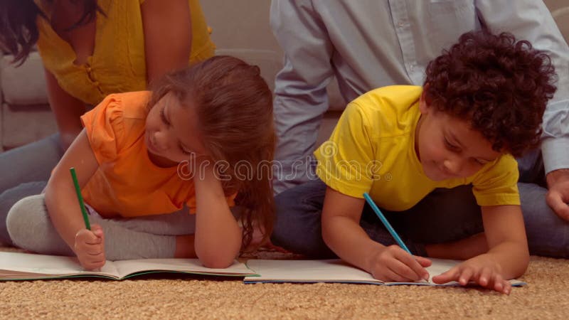 Bambini ispani sorridenti che fanno il loro compito nel salone