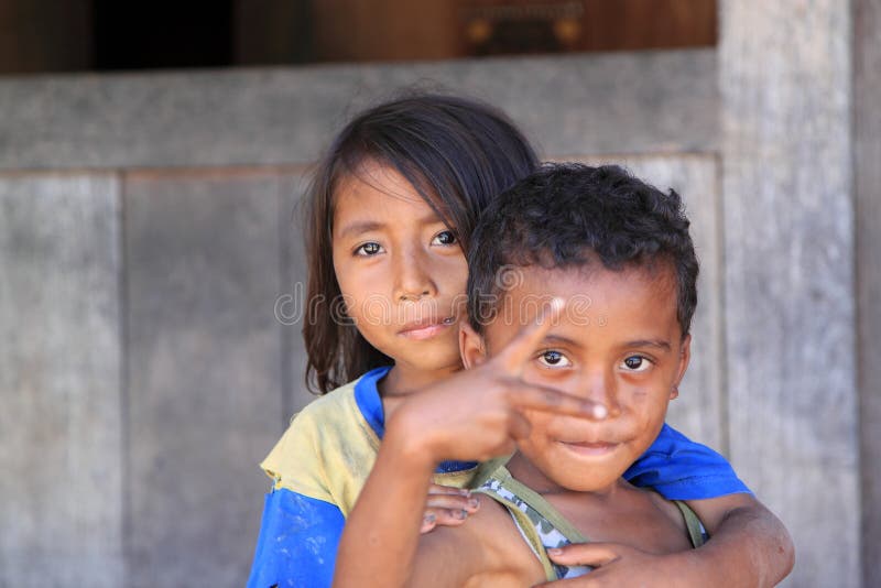 Bambini locali nel Flores Indonesia del villaggio di Gurusina
